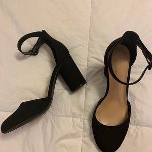 Black Pumps